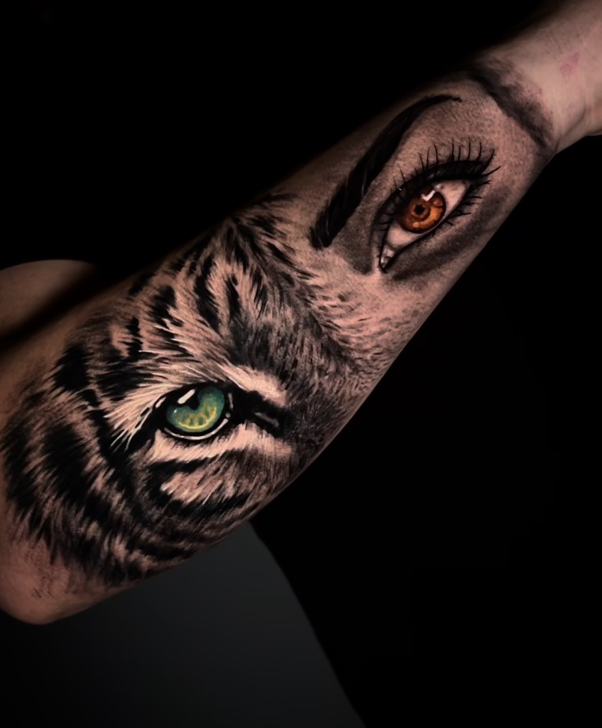 Tatuaggio realistico con animale e ritratto