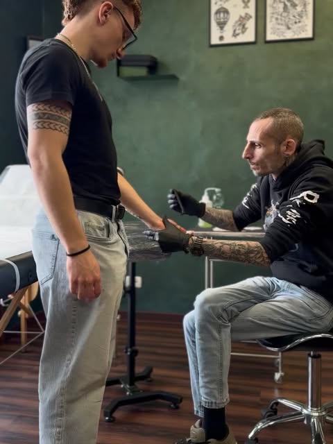 Artista al lavoro nello studio